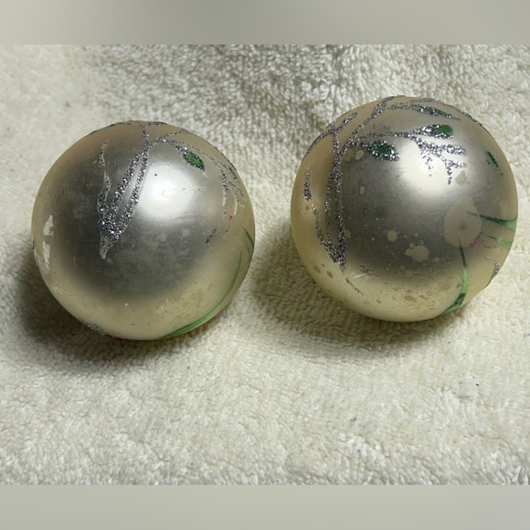 2 Vintage West German Green Gold Glitter Floral Painted Christmas Ornaments - Picture 2 of 7